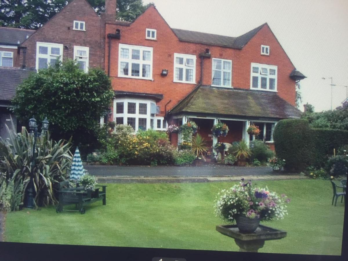 Barons Court Hotel Wolverhampton Exterior foto