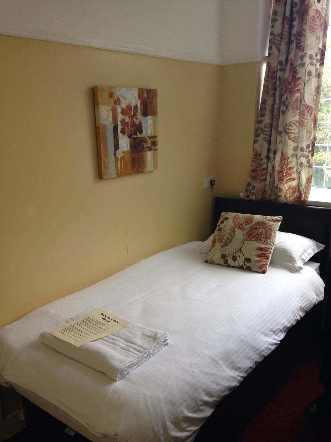 Barons Court Hotel Wolverhampton Exterior foto