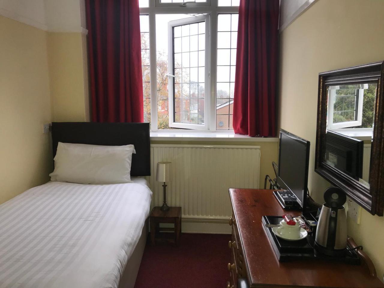 Barons Court Hotel Wolverhampton Exterior foto