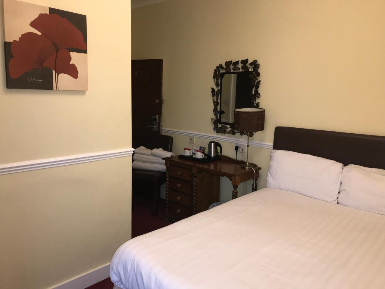Barons Court Hotel Wolverhampton Exterior foto