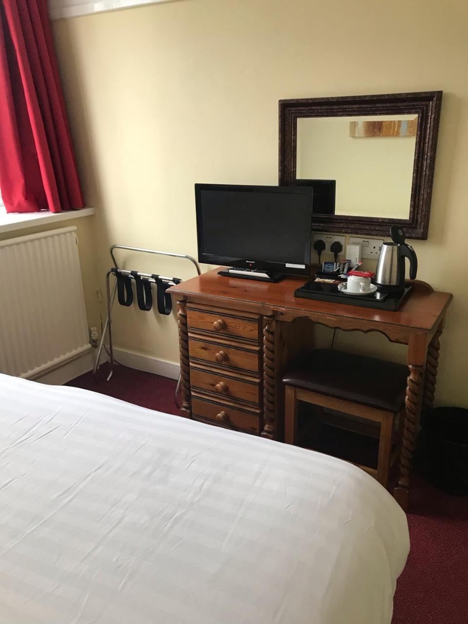 Barons Court Hotel Wolverhampton Exterior foto